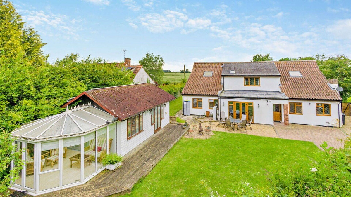 Horseheath House | Wonderful villa for 12 people with WIFI and pets allowed