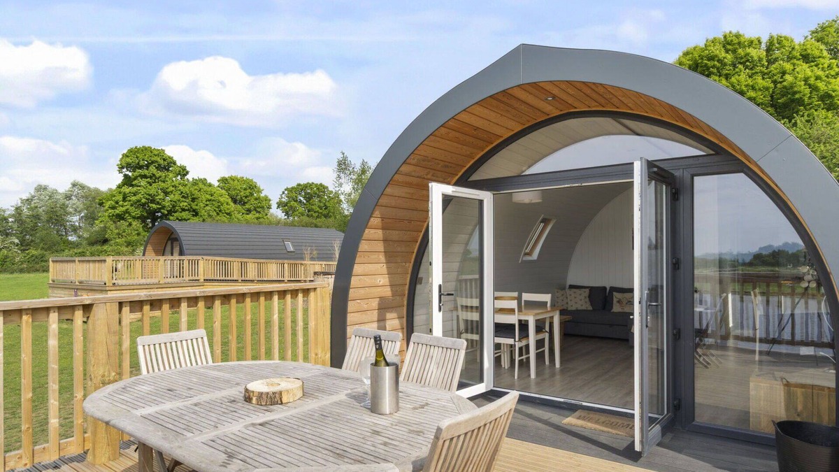 Hertford House | Wonderful villa for 6 people with hot tub, TV, terrace and pets allowed