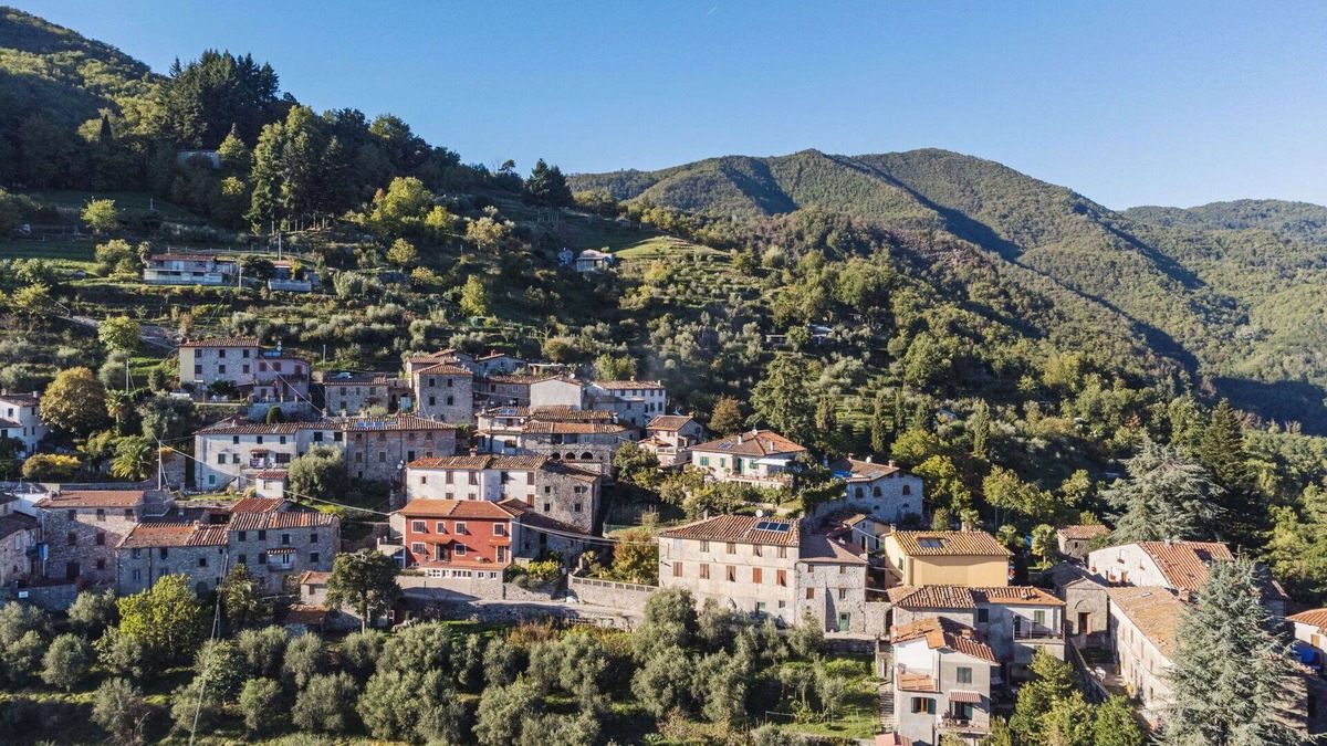 Pescaglia House | Wonderful villa for 6 guests with private pool, WIFI, TV and patio