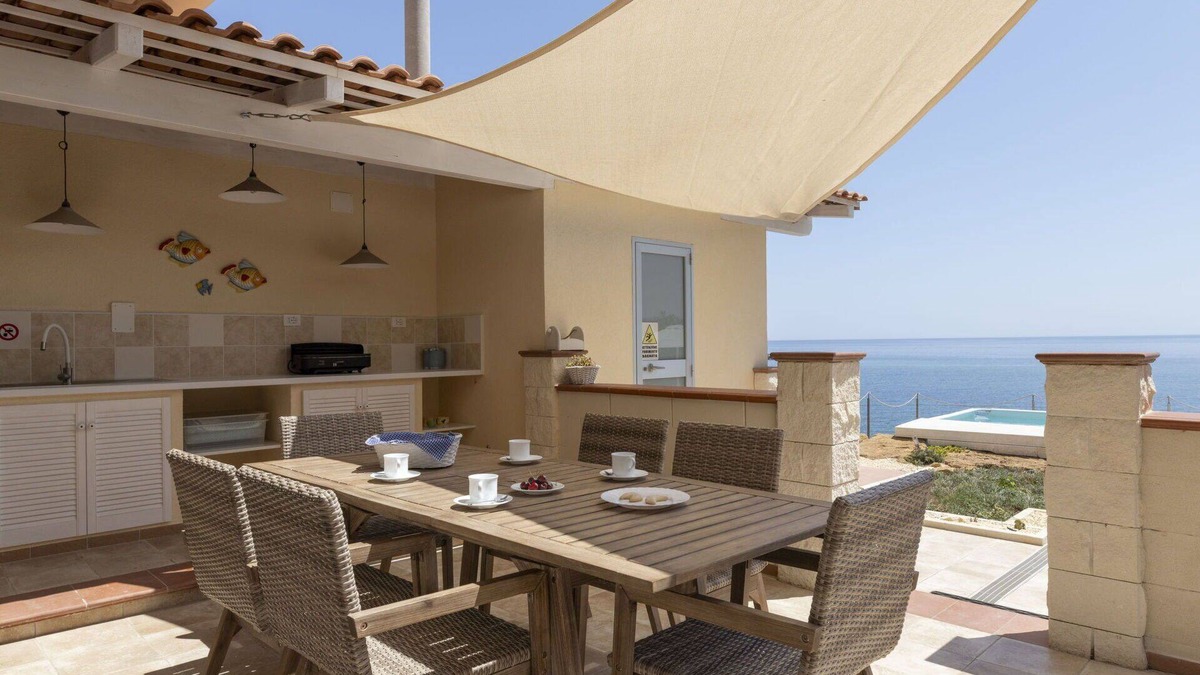 Punta Milocca House | Wonderful villa for 6 guests with WIFI, A/C, private pool, TV and terrace