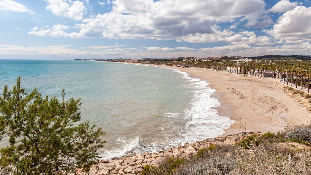Torredembarra House | Wonderful villa for 7 people with pool, WIFI, TV and patio
