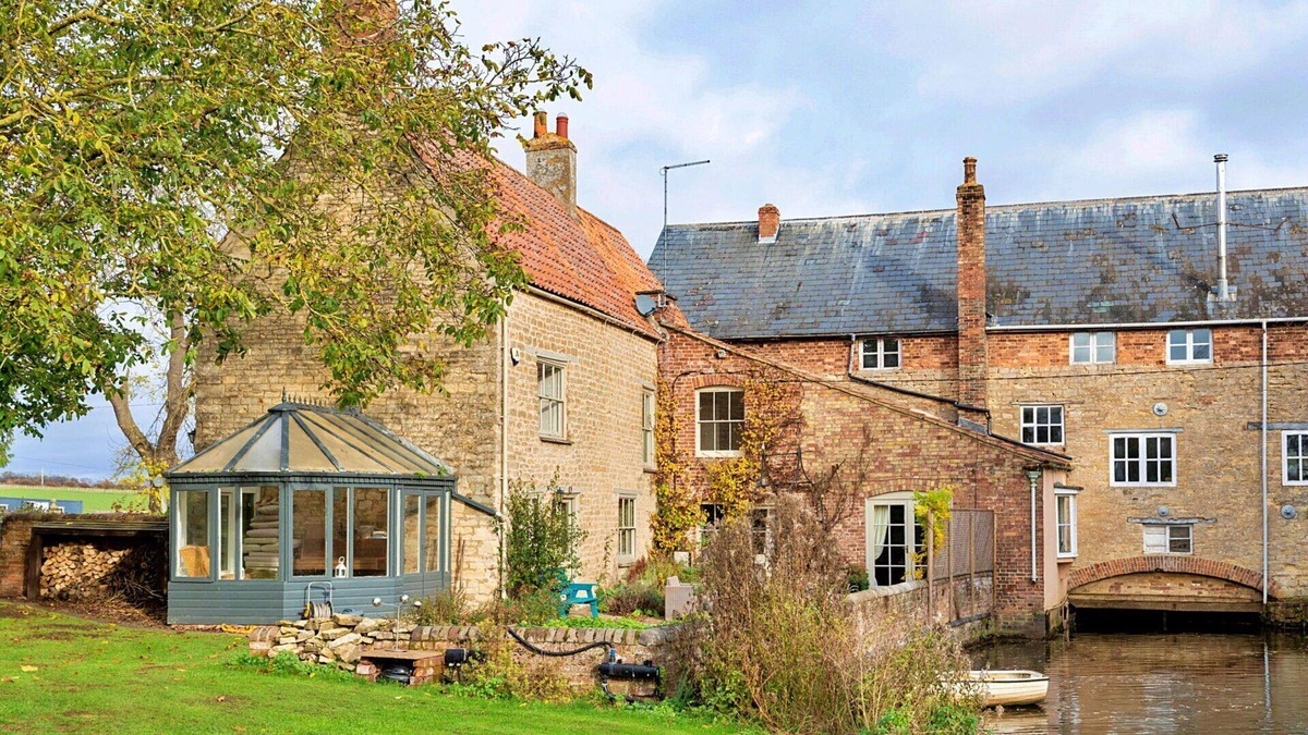 Thrapston House | Wonderful villa for 8 people with WIFI, TV, terrace and pets allowed