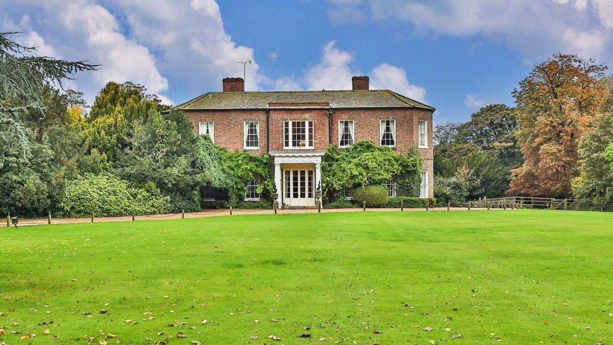 Alkborough House | Wonderful villa for 16 guests with WIFI, hot tub, TV and pets allowed