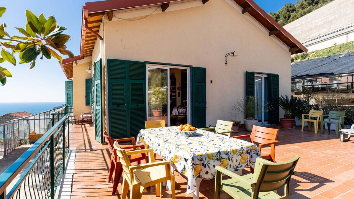 Ospedaletti House | Wonderful villa for 7 guests with WIFI, private pool, TV and terrace