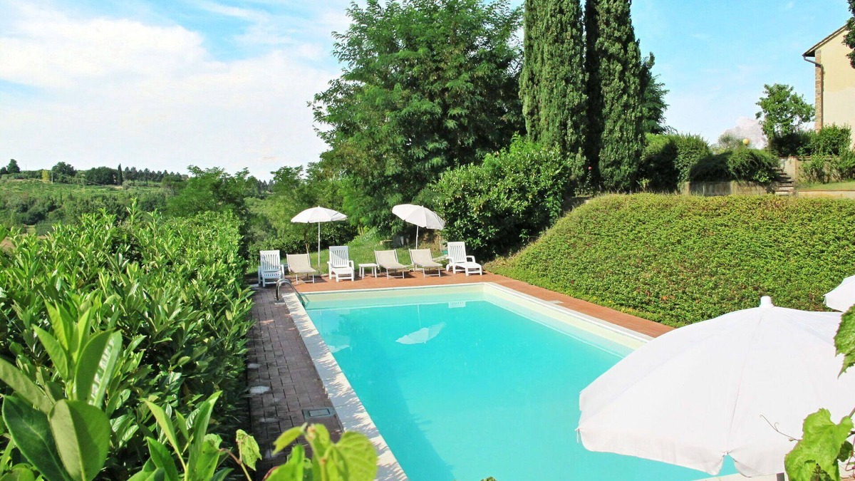 Scandicci House | Wonderful villa for 12 people with WIFI, private pool, TV, terrace, pets allowed and panoramic .