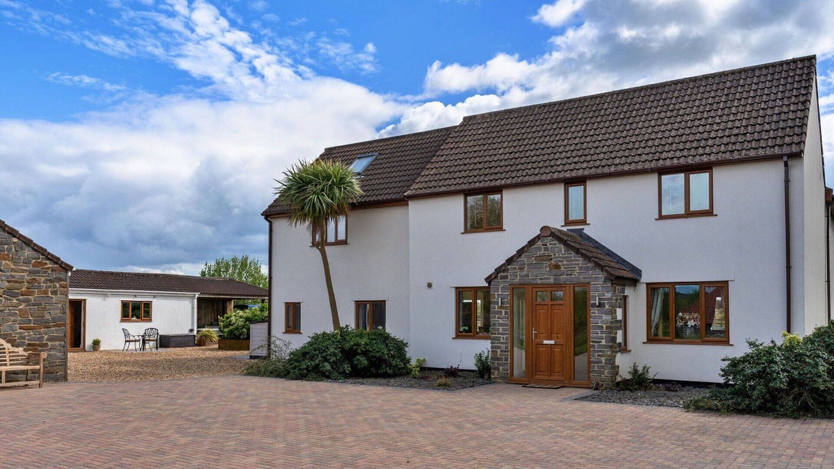 Lympsham House | Wonderful villa for 12 guests with WIFI, hot tub, terrace and pets allowed