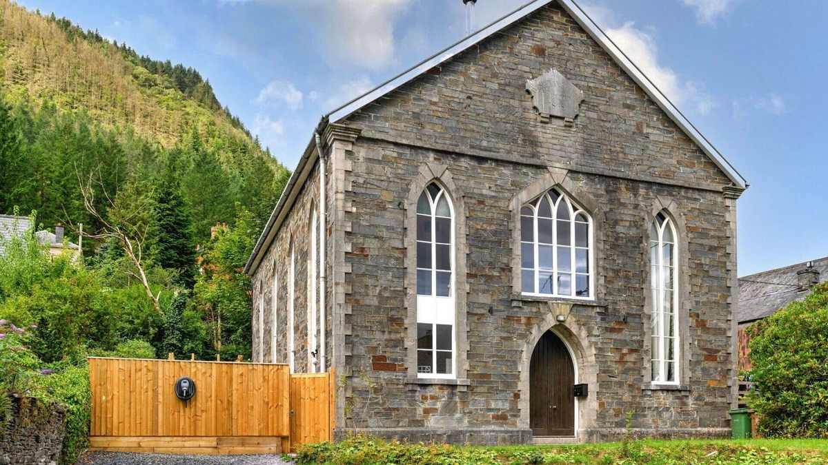 Dinas Mawddwy House | Wonderful villa for 12 guests with hot tub, WIFI, TV and pets allowed