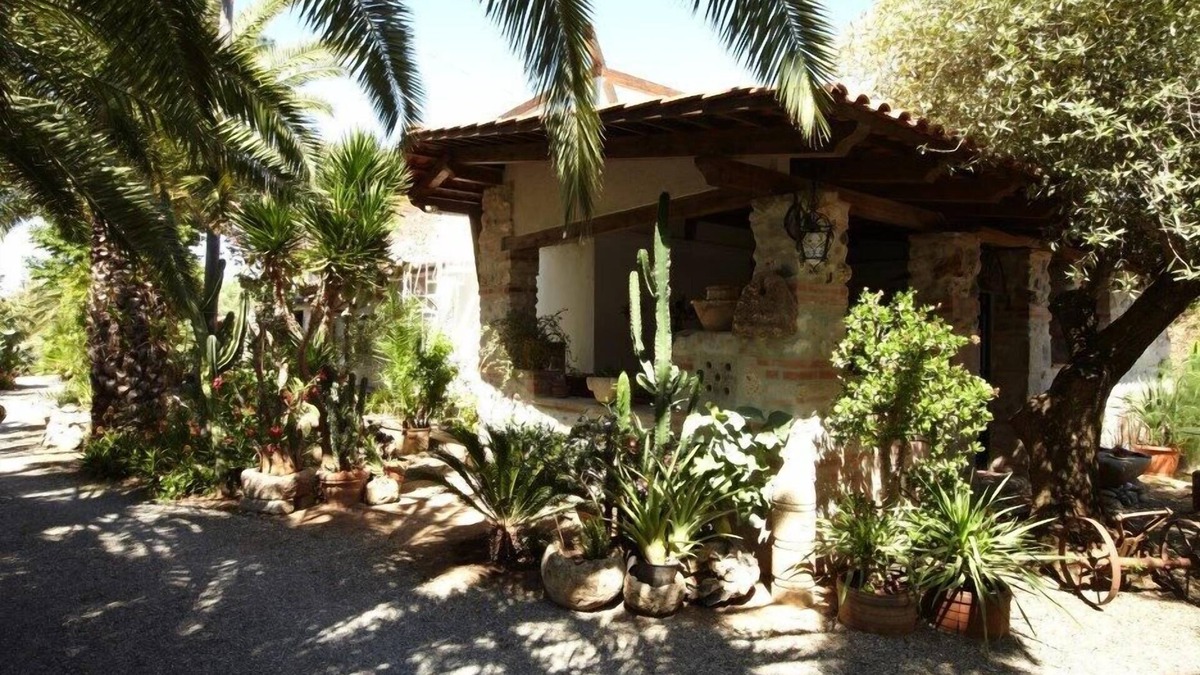 San Nicolo Villa | Wonderful villa surrounded by lush greenery peacefully located beach close