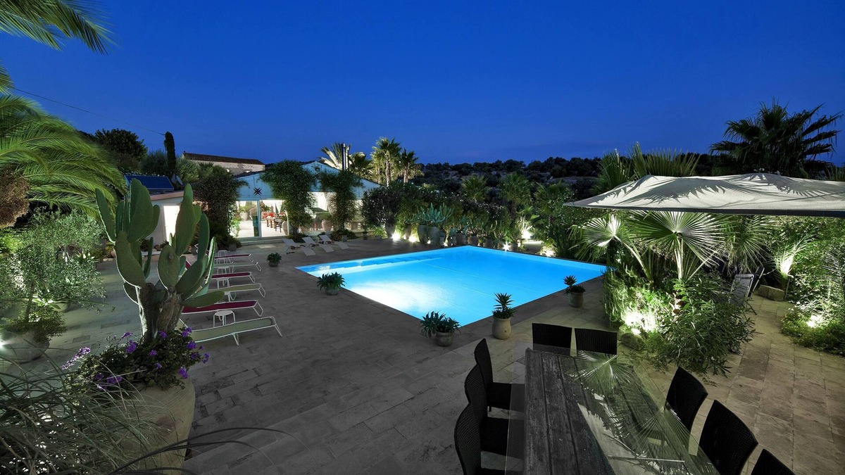 Ragusa Villa | Wonderful villa with pool, a courtyard and wide spaces.Ideal place for groups.