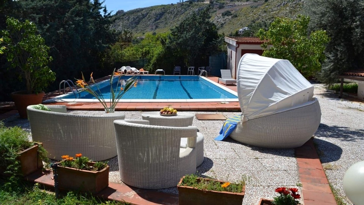 Partanna Villa | wonderful villa with private swimming pool, garden flowers and citrus