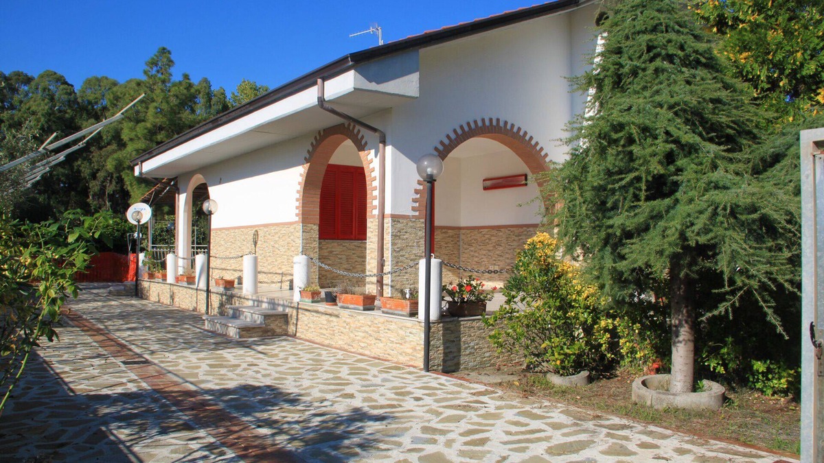 Marina di Ascea Villa | Wonderfully warm vacation home just 70 meters from the long beach.