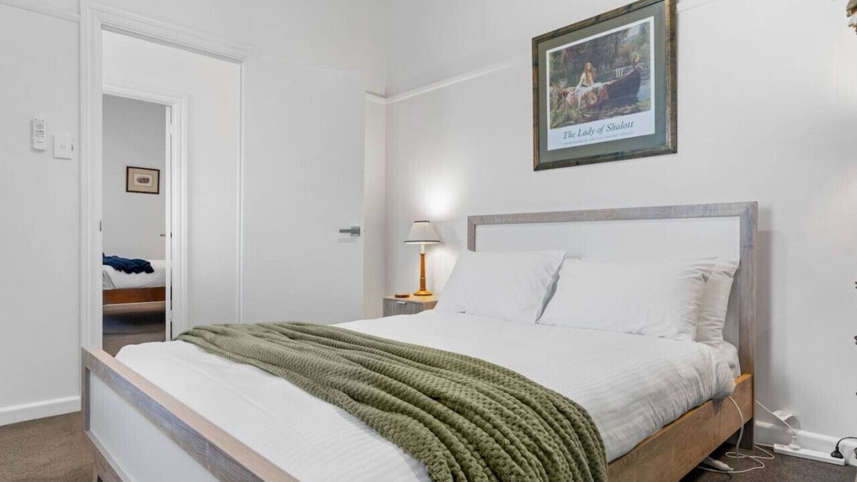 Redan House | Wonky Cottage: large backyard, close to CBD