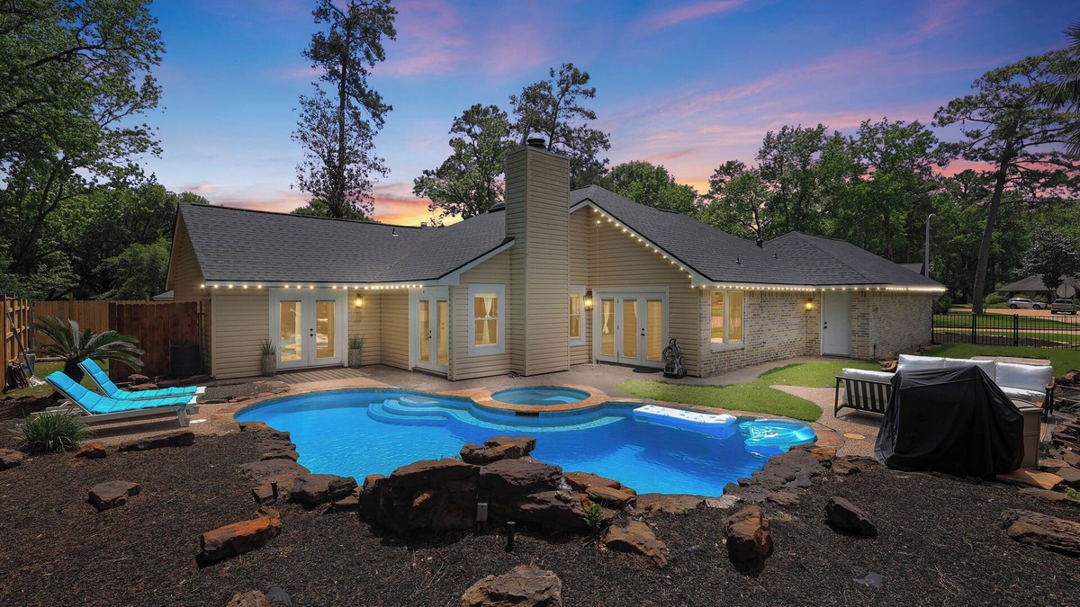 Kingwood Villa | Woodbridge Bungalow - Near IAH 4BD 2BTH Spa