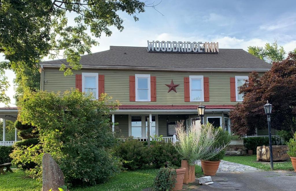 Jasper Hotel | Woodbridge Inn & Tavern