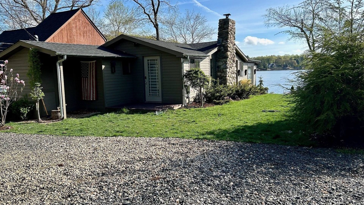 Woodbury Condo | WOODBURY'S LAKE QUASSEPAUG SPRING-FED LAKE. DIRECT WATERFRONT. BOAT DOCK.