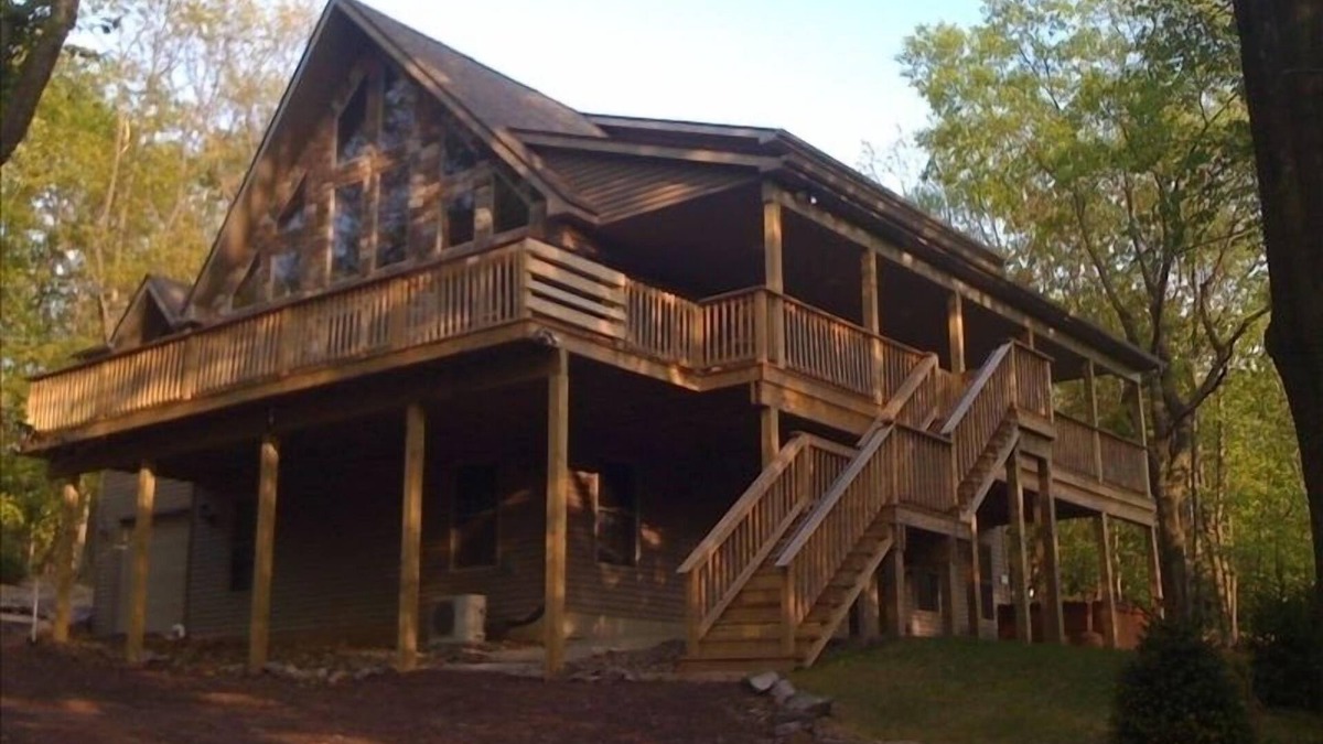 Lake Harmony Estates Ski Chalet | Wooded Chalet- Lg 6 BR 'Chipmunk Lodge' W/Hot Tub/Pool Table - Linens Included