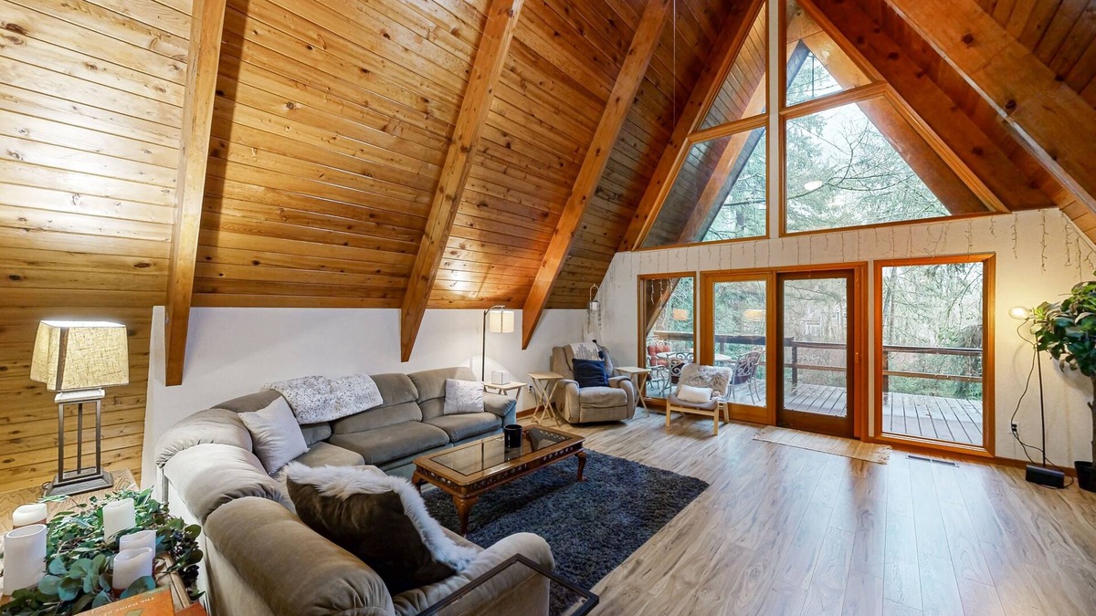 Neighbors Southwest House | Wooded hideaway, a tranquil retreat in the heart of Beaverton with loft and WiFi