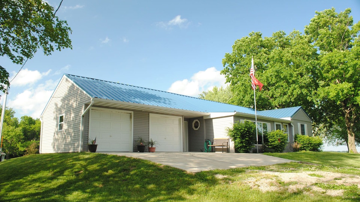 Mattoon House | Wooded rural country estate near Lake Shelbyville and Illinois Amish country