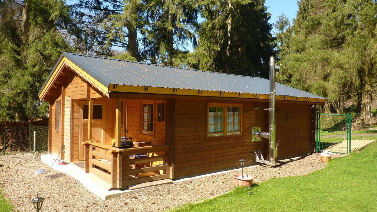 Beltheim House | Wooden cabin is situated right by the forest, with the Deimerbach stream meandering past the fully fenced site
