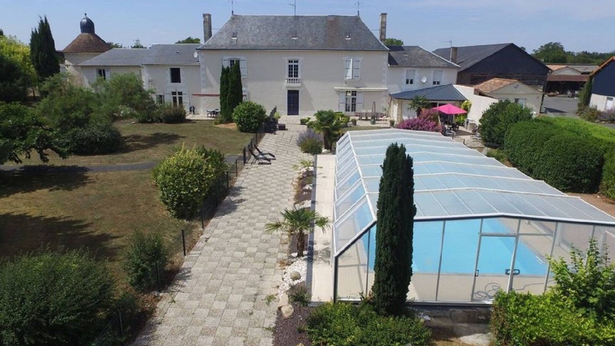 Chabournay Cabin | Wooden caravan on large estate with swimming pool - for 4 people