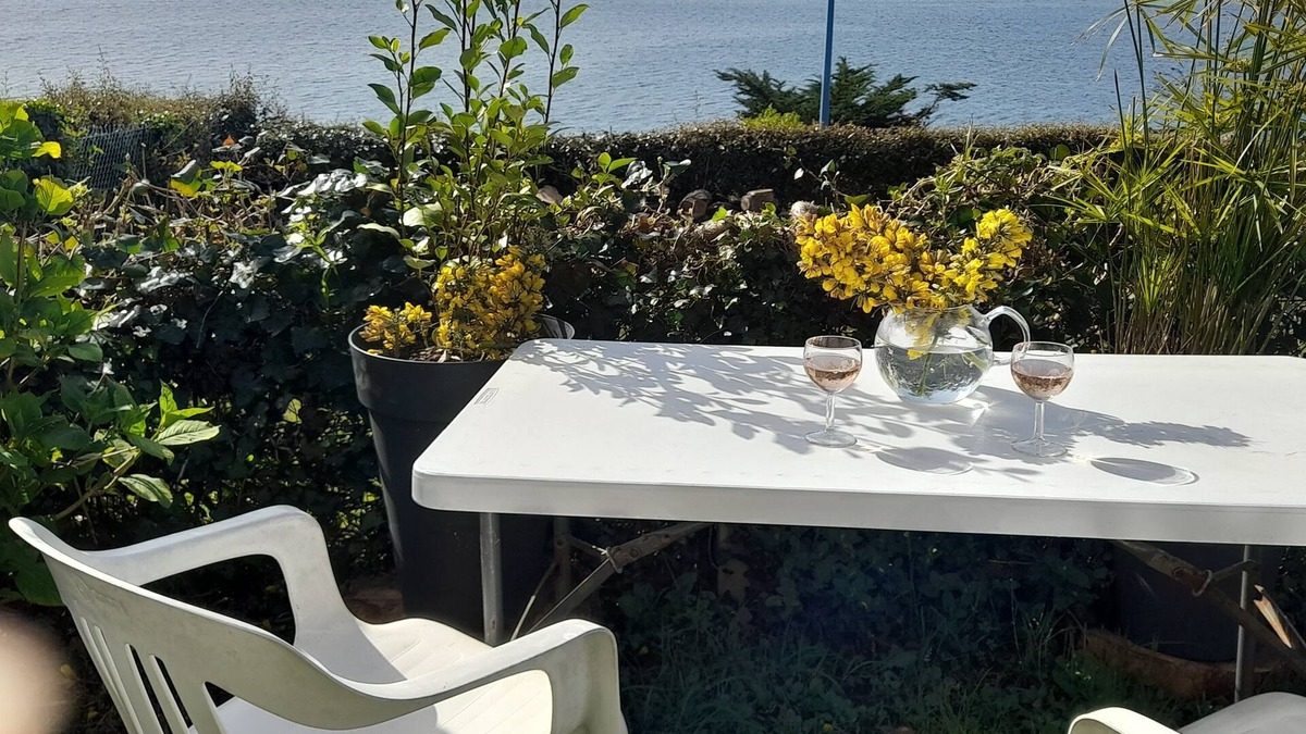 Roscanvel Ski Chalet | Wooden chalet, sea view, lovely garden, 5-minute walk to the beach. Dogs welcome.
