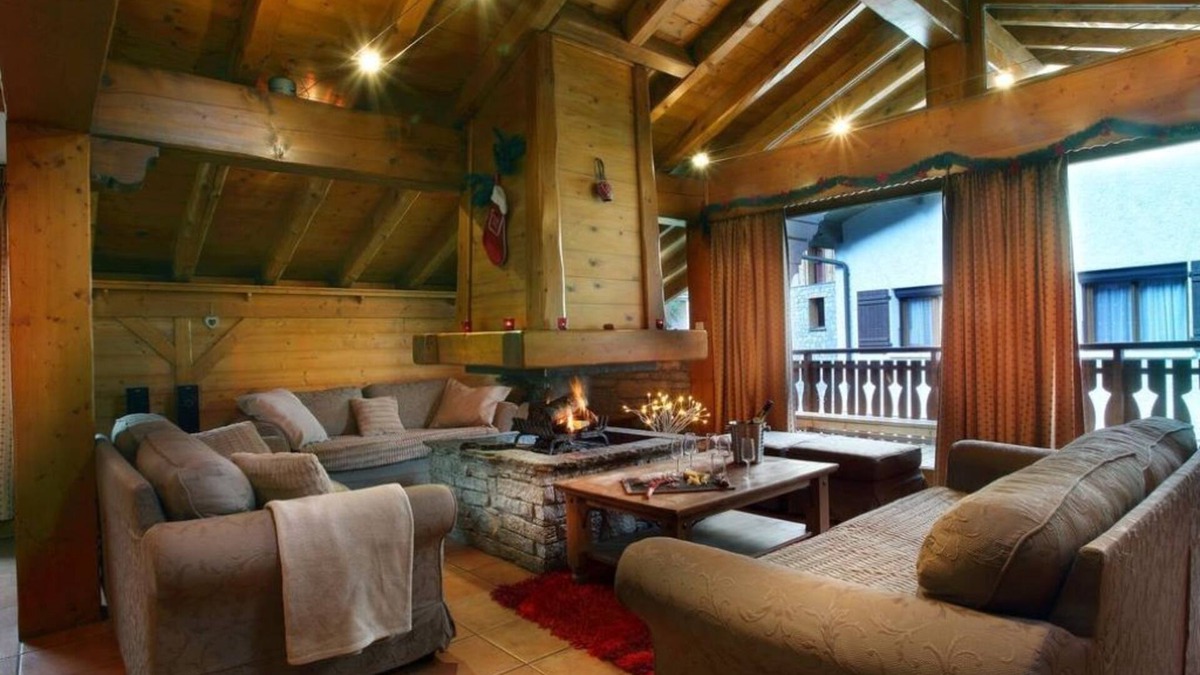 Le Bettaix Ski Chalet | Wooden chalet with jacuzzi 300m from the ski slopes.
