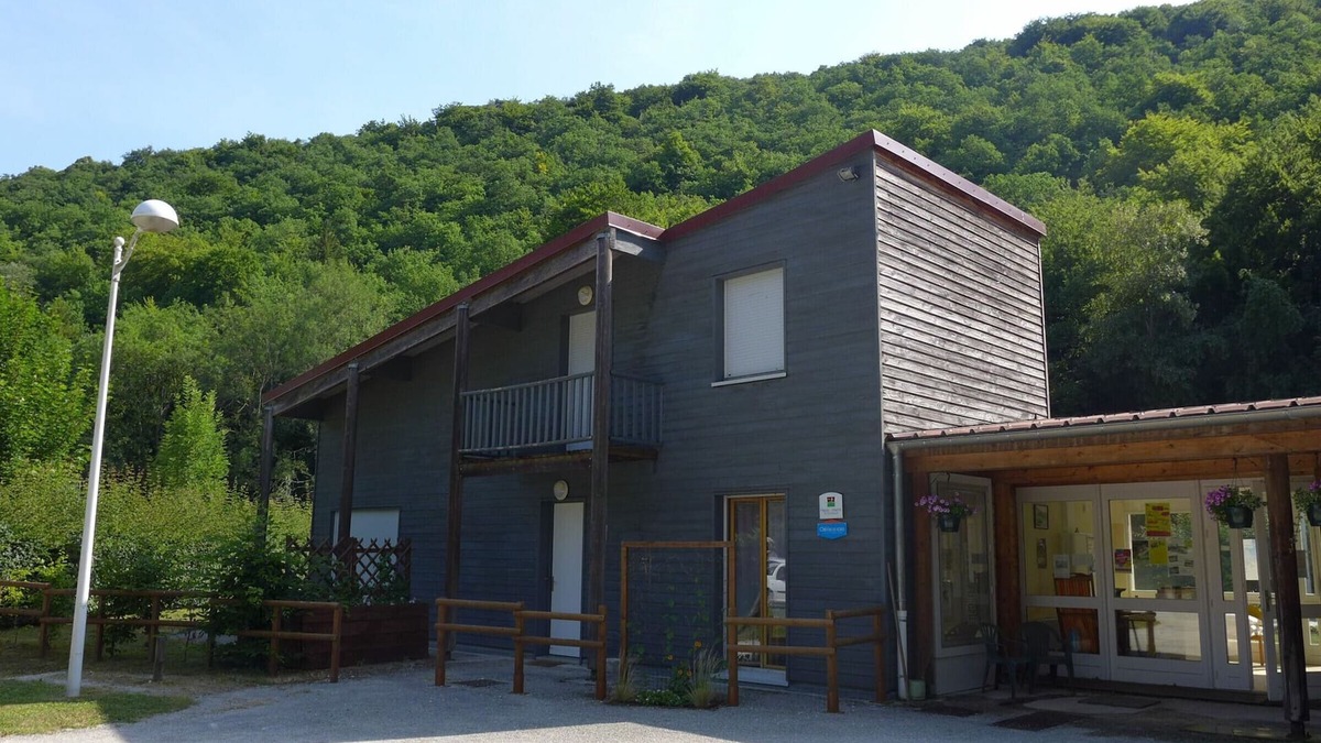 Froncles Cottage | Wooden house by the canal with terrace and games