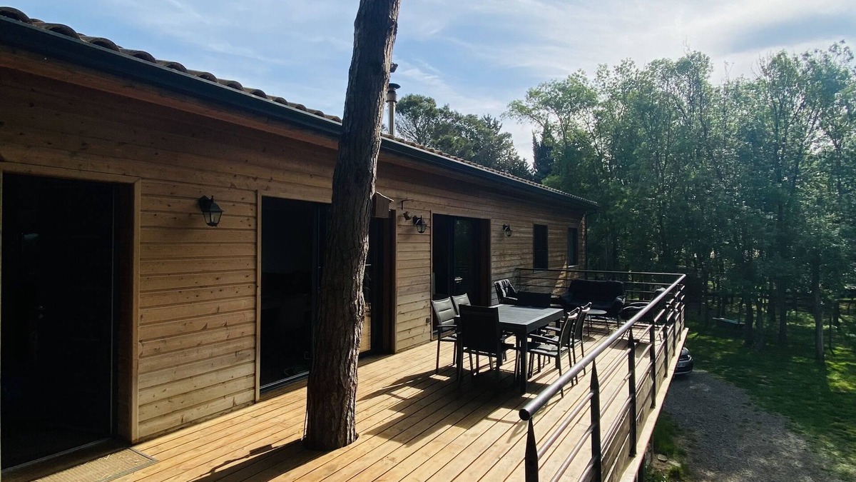 Villemoustaussou House | Wooden house with swimming pool, large garden and park with goats and chickens.