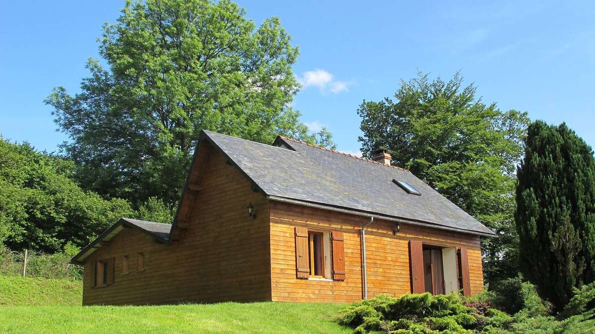 Moux-en-Morvan Ski Chalet | Wooden house with bird sounds on quiet property with free fishing