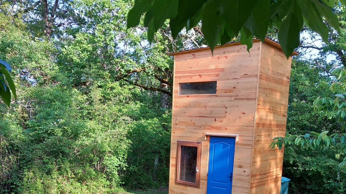 Aiguelèze Cabin | Wooden hut accessible by a path at the edge of the woods