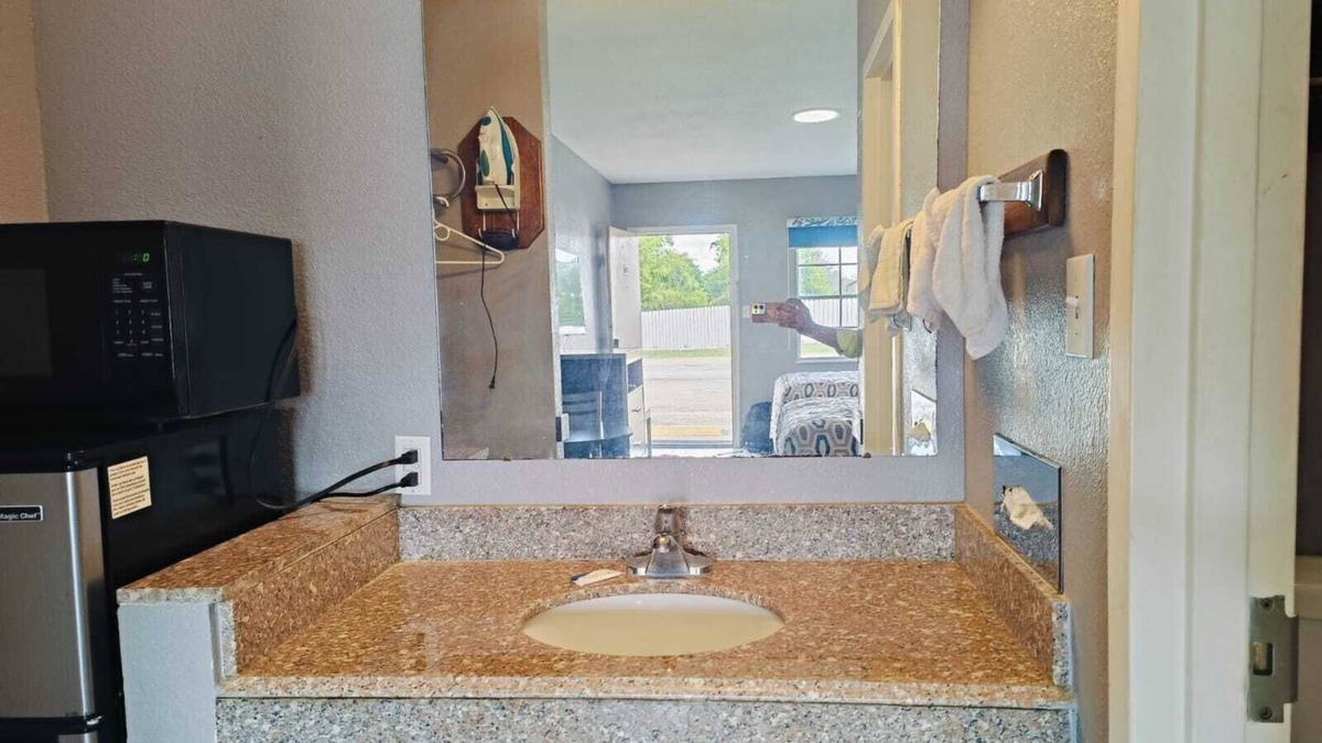 Sweet Home Hotel | Woodfield Inn & Suites Hotel O, Yoakum TX 111