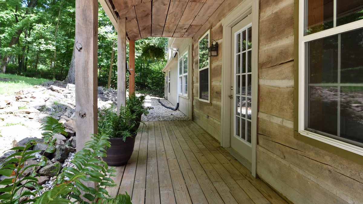 Koleen Cabin | Woodland Cabin in Bloomfield on Deer Lake -perfect getaway