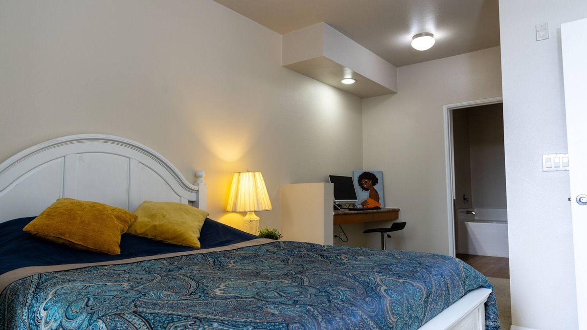 Warner Center Apartment | Woodland Hills 2 Bedroom City Views Close to Los Angeles