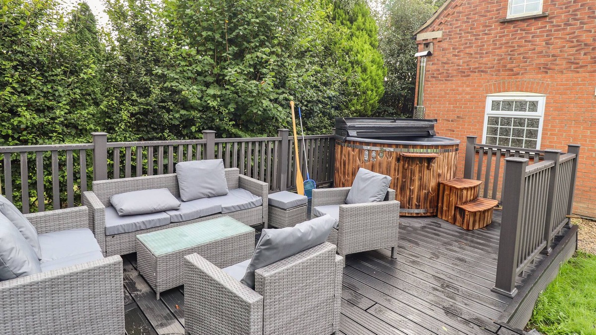 Boston House | WOODLAND LODGE, pet friendly, with hot tub in Boston