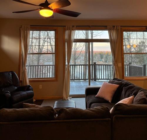 Holcombe Apartment | Woodlawn Lakeside Retreat - 2 BR Waterfront Cabin