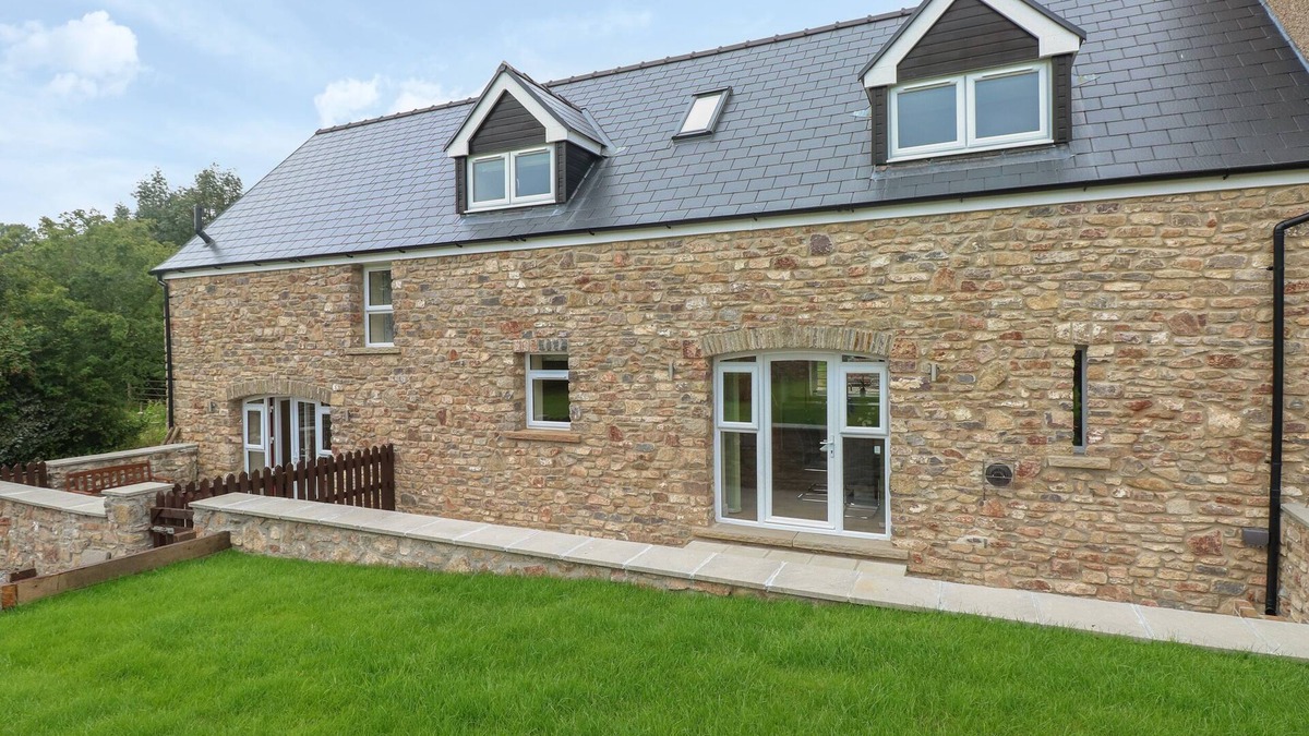 Miskin Cottage | WOODPECKER BARN, pet friendly, character holiday cottage in Pontyclun