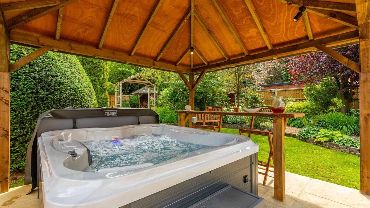 Costessey Cottage | Woodside House | Stunning 7 bedroom property with a hot tub! - Norfolk Holiday Properties