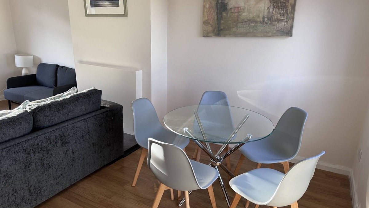 Glenrothes House | Woodside Road - sleeps 5 guests in 4 bedrooms