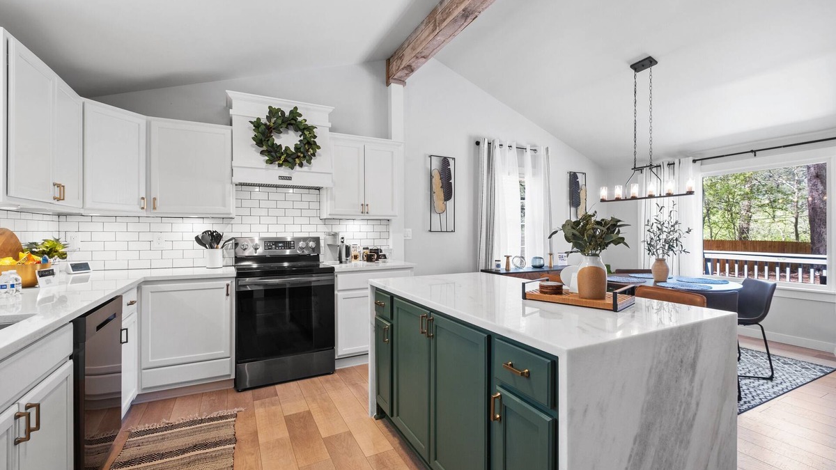 Woodstock House | Woodstock Charm- 2 min to downtown Woodstock & Pet Friendly!
