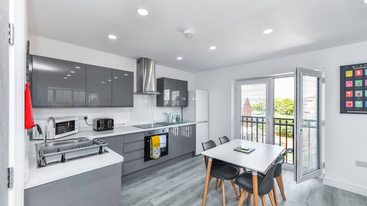 Hucknall Apartment | Woodstock House Flat 8 - Charming 2BR Hucknall