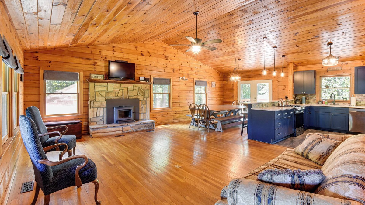 Toccoa Cabin | Woodsy Hideaway: 8 Mi to Henderson Falls Park!