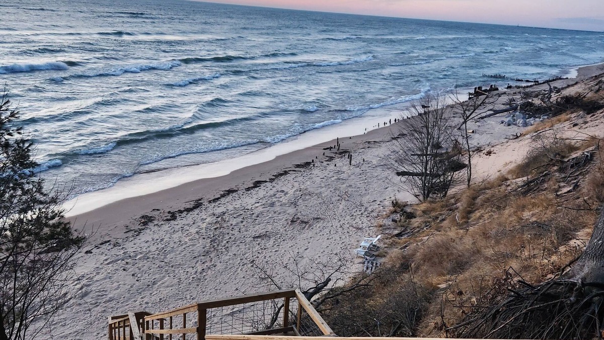 Norton Shores Cottage | Woodsy Lake House @ Lake Michigan SPeCiaL 9/2-6 1000 <4 family members