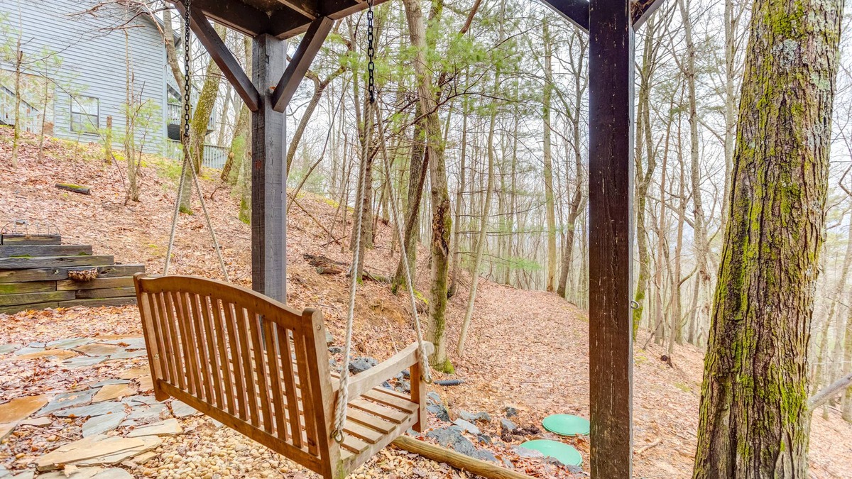 Walnut Mountain House | Woodsy retreat w/firepit, tennis, & basketball court access