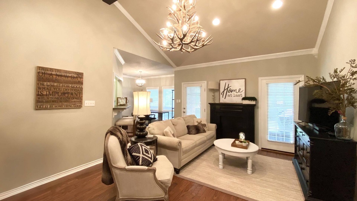 Center House | Woodsy Townhouse-High-End Corporate Rental-Ideal for Business Travel