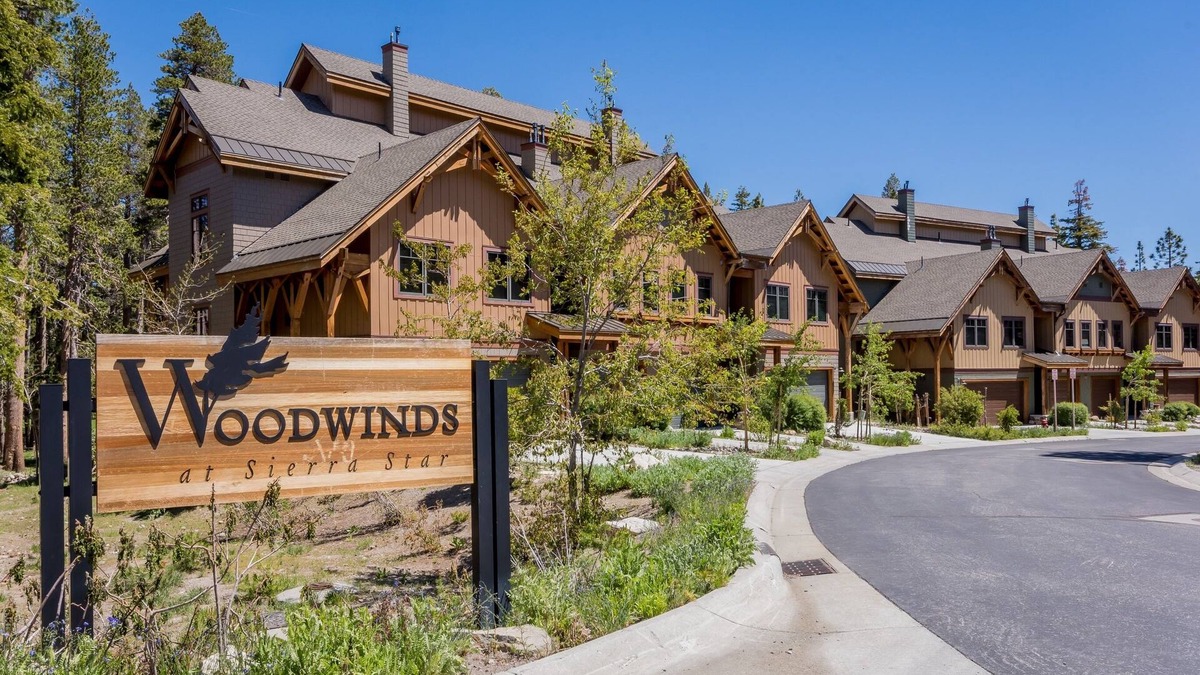 Woodwinds House | Woodwinds 1265 Luxury Townhouse, Private Hot Tub, 2 Car Garage by RedAwning