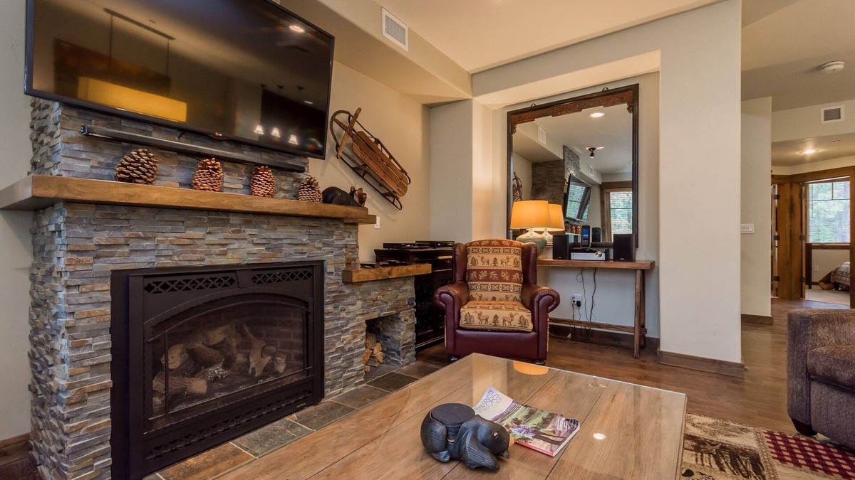 Woodwinds House | Woodwinds 1323 Pet-Friendly, On Sierra Star Golf Course, Garage and Jacuzzi, Luxury Home by RedAwning