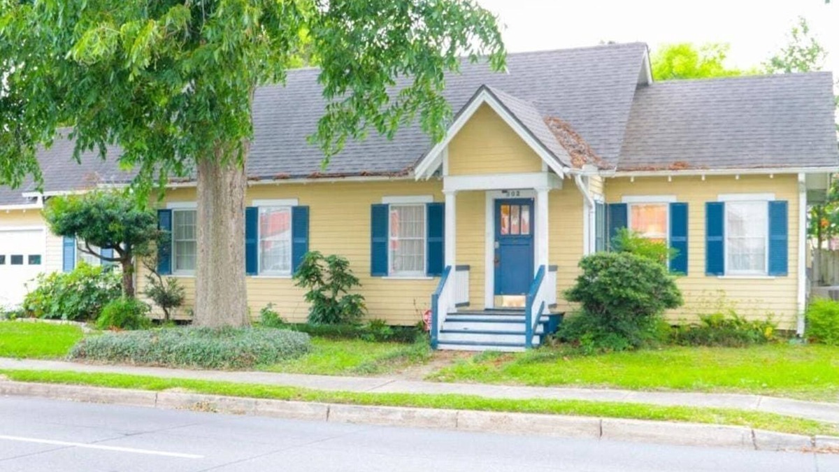 Downtown House | Work Crew Haven: Spacious Corporate Lodging