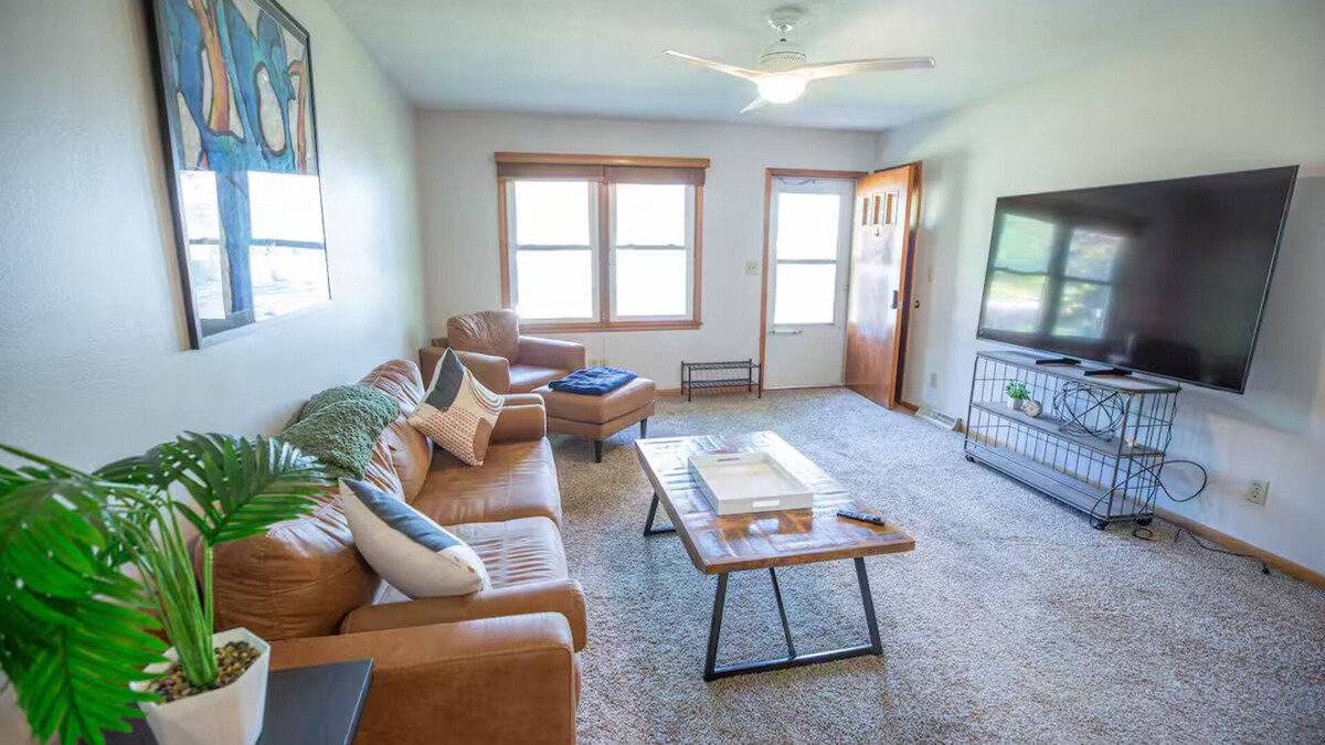 Ankeny House | Work & Relax - Modern & Comfy Oasis - Office - Pkg