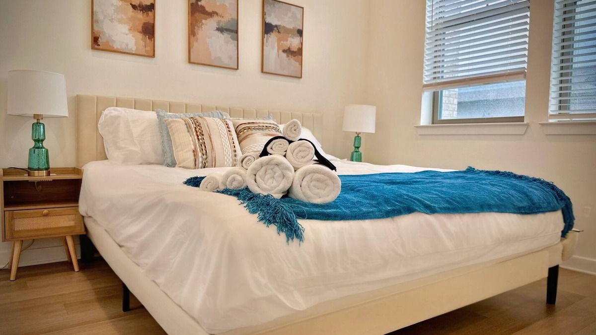 Sherman Apartment | Worker Friendly 1bedroom with gym, WiFi, WasherDryer,Pool,KINGbed,A+Location