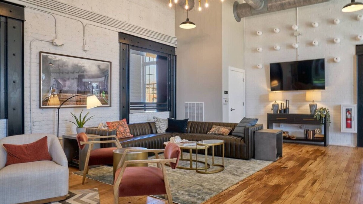 Clayton Apartment | Worker`s Paradise Steps from DT Clayton